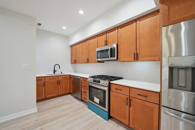 Foto del edificio - 1635 W Warren Blvd