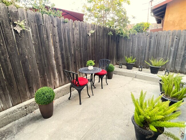 Patio al costado de la unidad - 1534 N Ave 47
