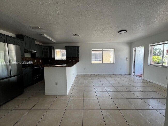Foto del edificio - 7012 NW 6th Ct