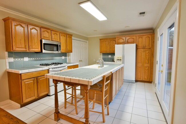 Building Photo - Sharp 3 Bedroom 2 Bath Desirable Cambrian ...