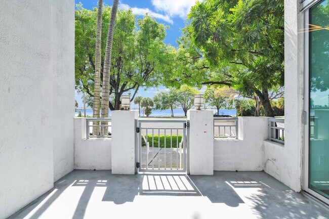 Foto del edificio - 300 S Australian Ave