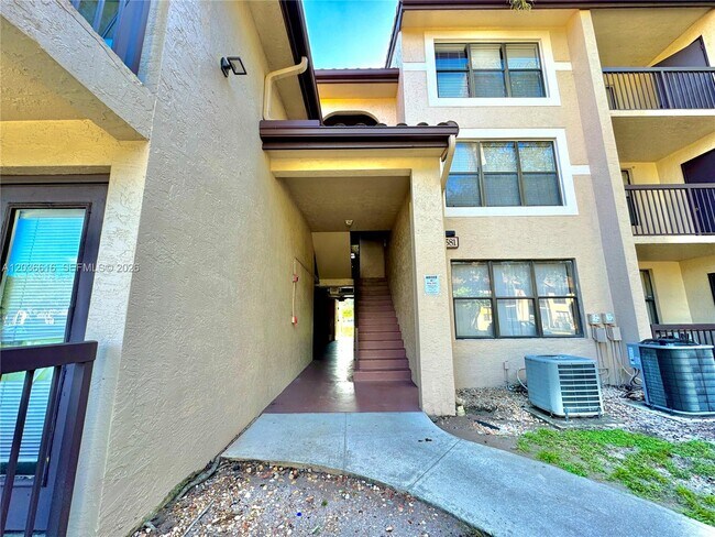 Foto del edificio - 4581 W McNab Rd