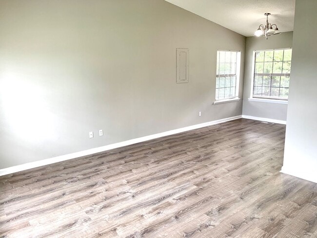 Foto del edificio - 208 State Line Rd