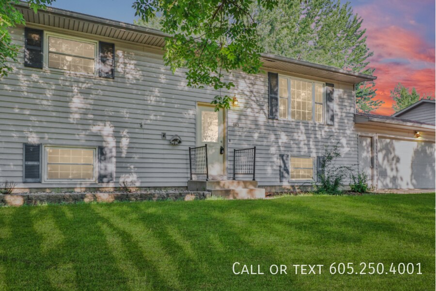 Foto principal - Wonderful 3 bedroom home with a fenced yar...