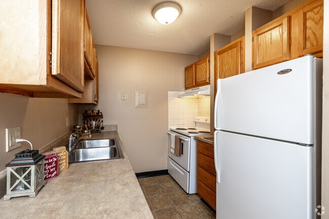 2BR, 1BA - 875SF - C - Kitchen - Prairie Woods Apartments