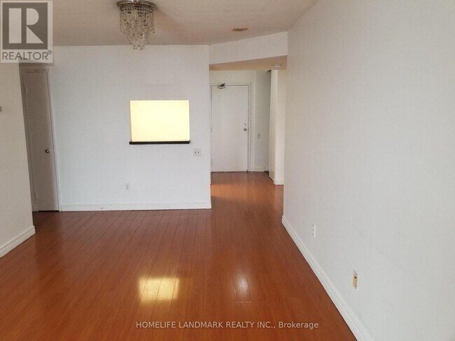 Photo du bâtiment - 901-2460 EGLINTON Ave