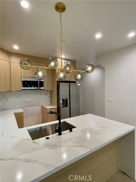 Foto del edificio - 611 W 41st Pl