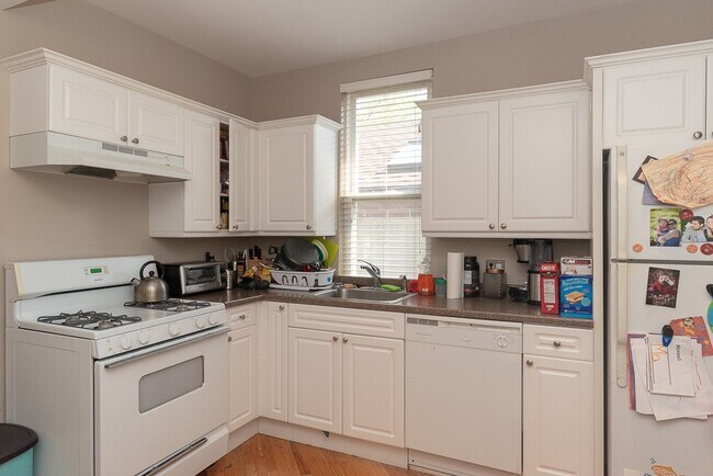 Foto del edificio - 3138 N Oakley Ave