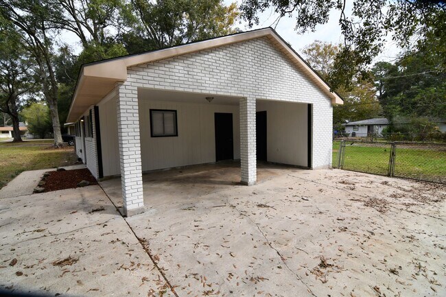 Foto del edificio - Newly Renovated!  3 bedroom, 1 bath home off Baker Blvd with easy access to Plank