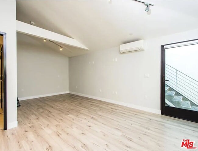 Foto del edificio - 483 Washington Blvd