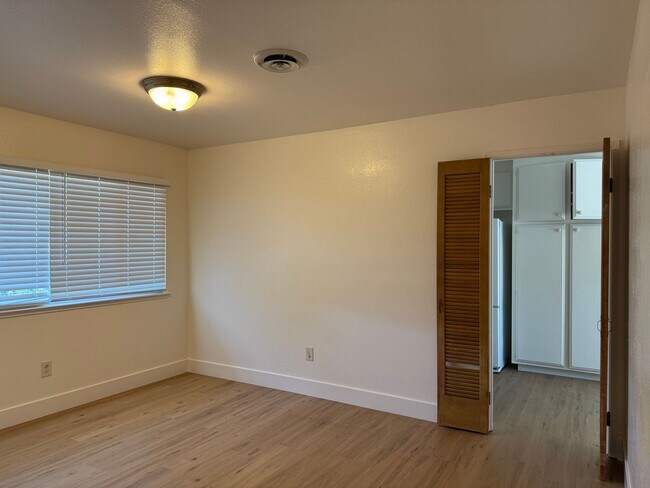 Building Photo - 8945 Plaza Park Dr