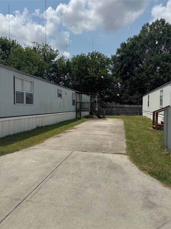 Building Photo - 14909 Welcome Ln