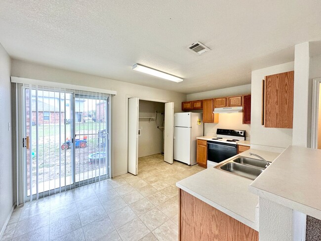 Building Photo - 3600 Malibu Ln