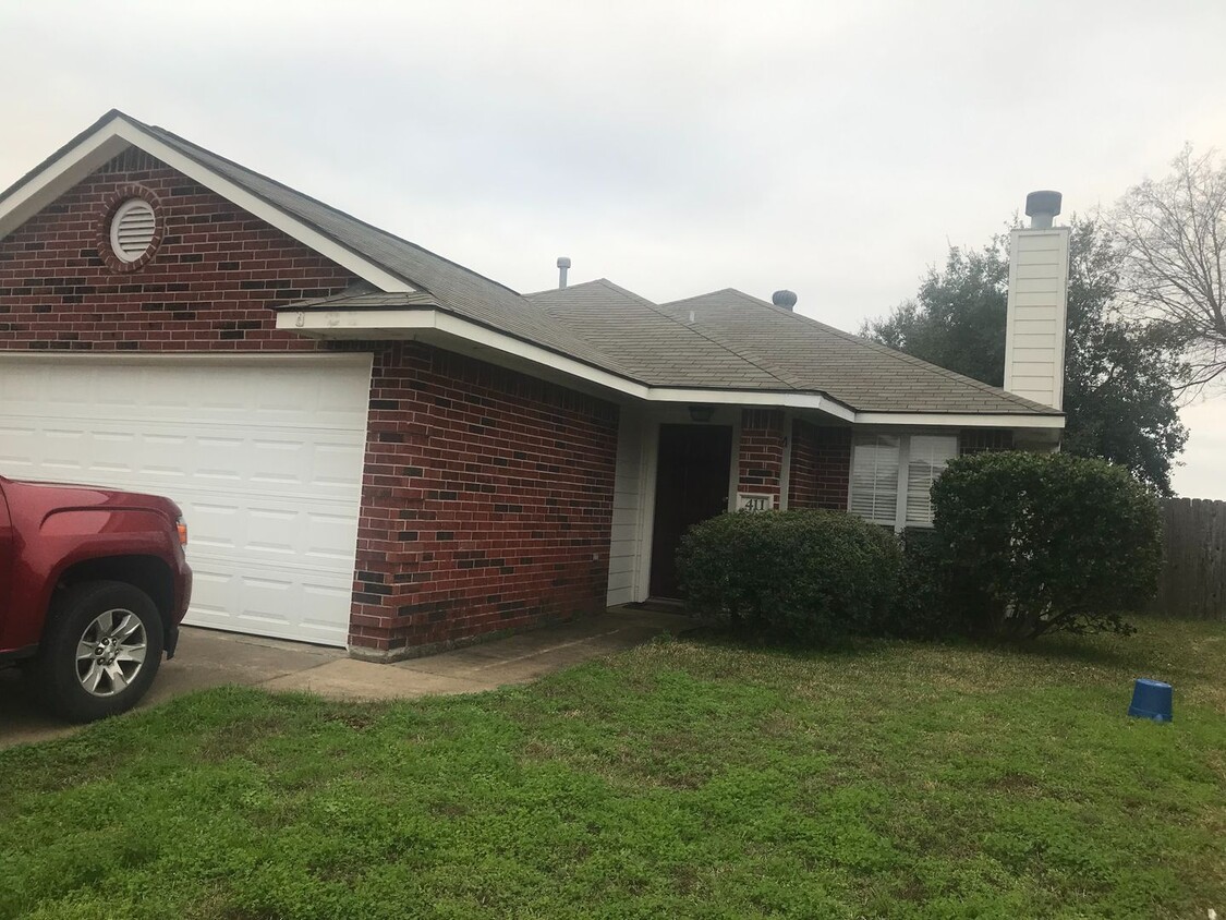 Primary Photo - 3/2 House With Fence Yard!