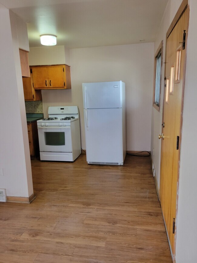 kitchen - 607 Jungles Ave