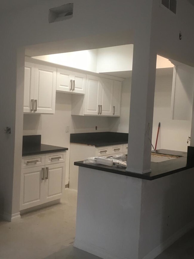 Cocina - 5142 Zelzah Ave