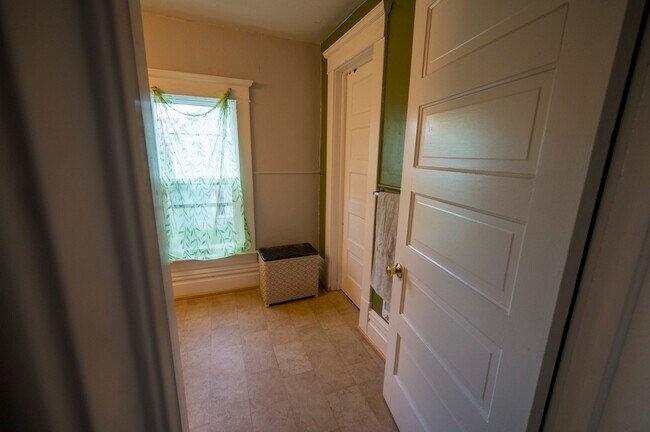 Baño desde el pasillo - 319 N Sycamore St