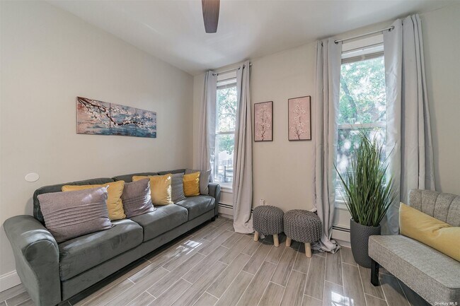Foto del edificio - 1121 Putnam Ave