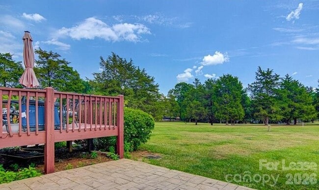 Foto del edificio - 8215 Circle Tree Ln