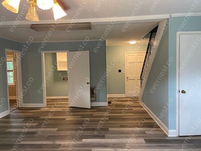 Building Photo - 5008 Golfview Dr