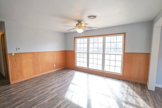 Building Photo - 906 Carey Dr