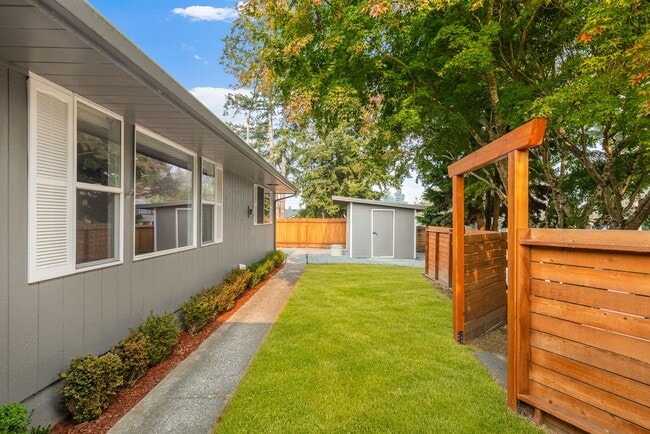 Building Photo - Central Everett Peaceful Corner Lot - 3 Be...