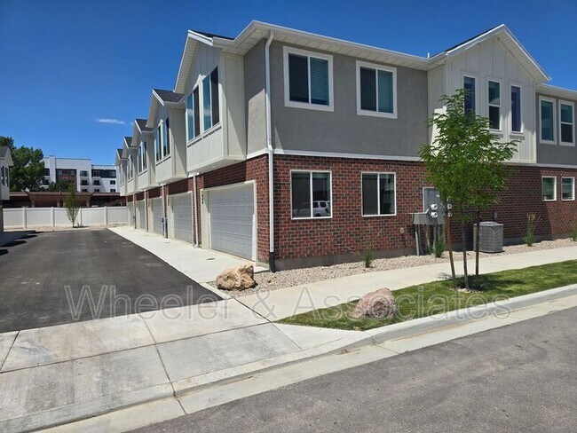 Building Photo - 460 South St