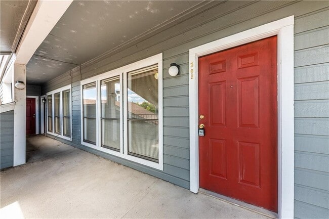 Building Photo - 2901 San Jacinto Blvd