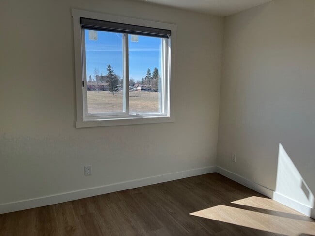 Building Photo - 2 Bed 1 Bath Unit in Ponoka, AB