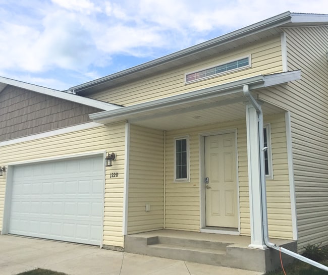 Building Photo - 3 Bed 2 Bath Twin Home
