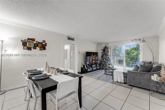 Building Photo - 9320 Fontainebleau Blvd