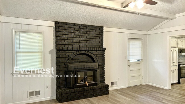 Building Photo - 3-Bedroom Home with Modern Amenities and C...