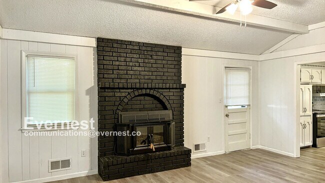 Foto del edificio - 3-Bedroom Home with Modern Amenities and C...