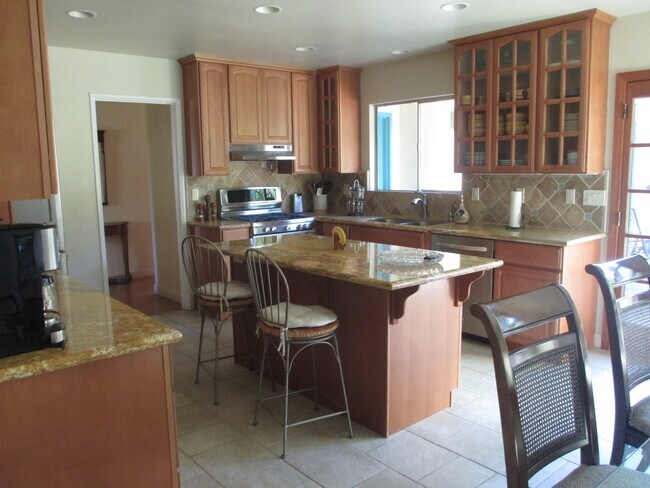 Building Photo - Comfortable Santa Barbara home