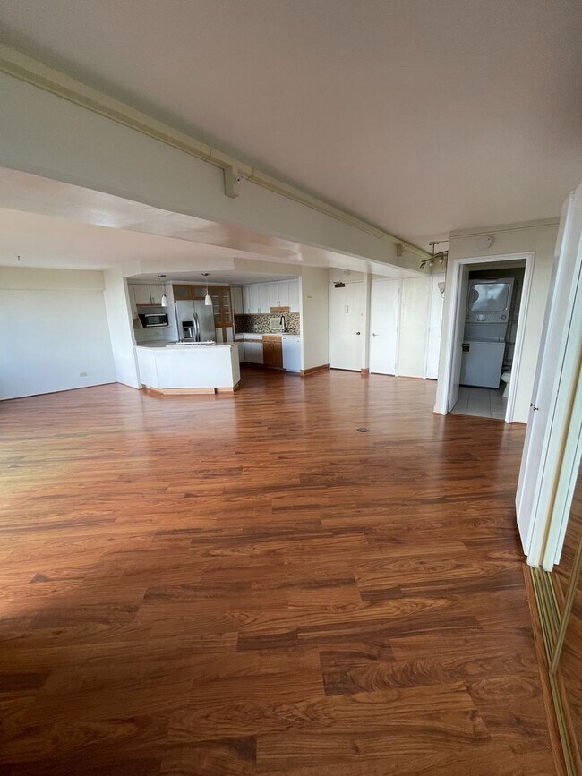 Building Photo - SPACIOUS 1 Bed 1.5 Bath 1 Parking w/ Amazi...