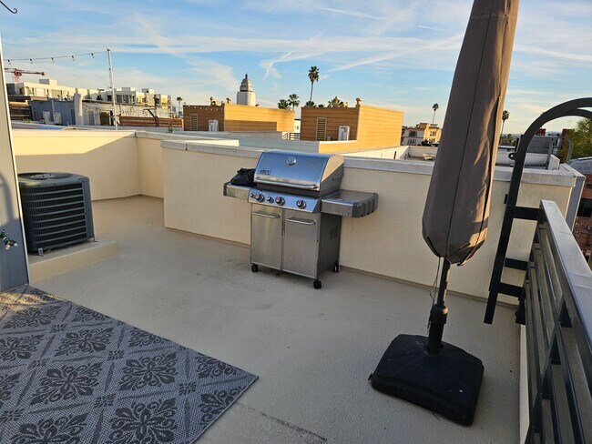 Cubierta de la azotea 3-Burner con estación Sear Gas Grill - 5641 Observation Ln