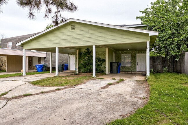 Building Photo - 1709 Beaumont Dr