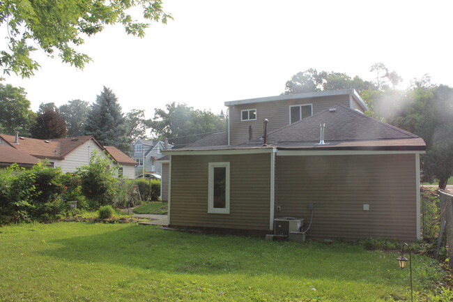 Building Photo - 403 S Highland Dr