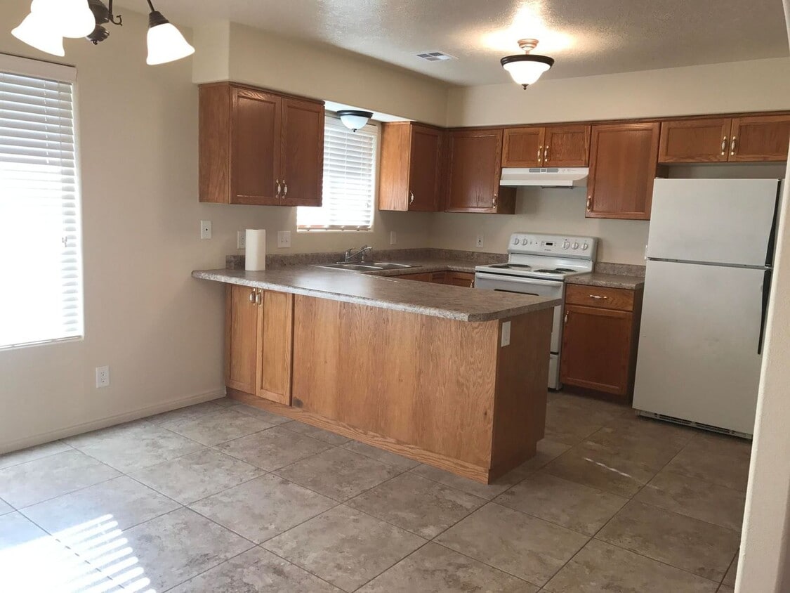 Building Photo - Nice Spacious 3 Bedroom, 2 Bath Condo in Prime Location!
