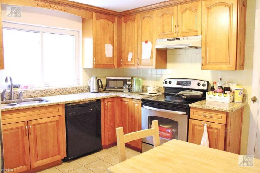 Foto principal - 3 bedroom in Newton MA 02467