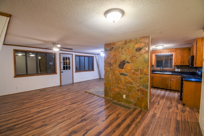 Building Photo - 44 Glen Torr