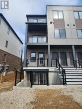 Building Photo - 940-940 St David St N