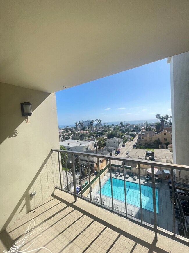 Foto del edificio - Live Large in PB w/ Ocean Views!
