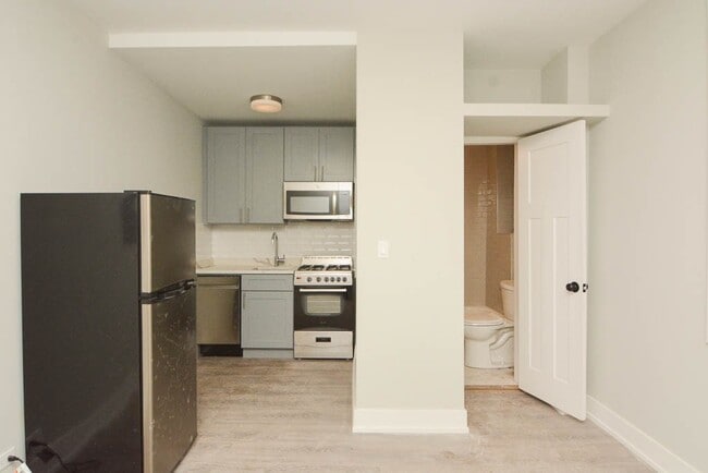 Building Photo - 533 W Belmont Ave