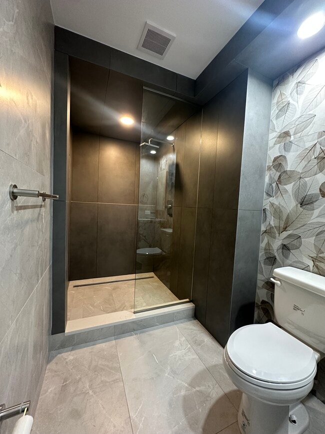 Master Bath - 3014 W Arch St
