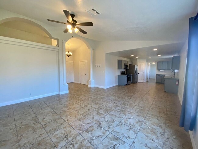 Building Photo - 4 br, 2 bath House - 3780 W 240 N