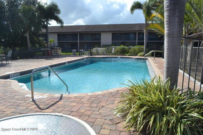Foto del edificio - 1031 Regency Dr