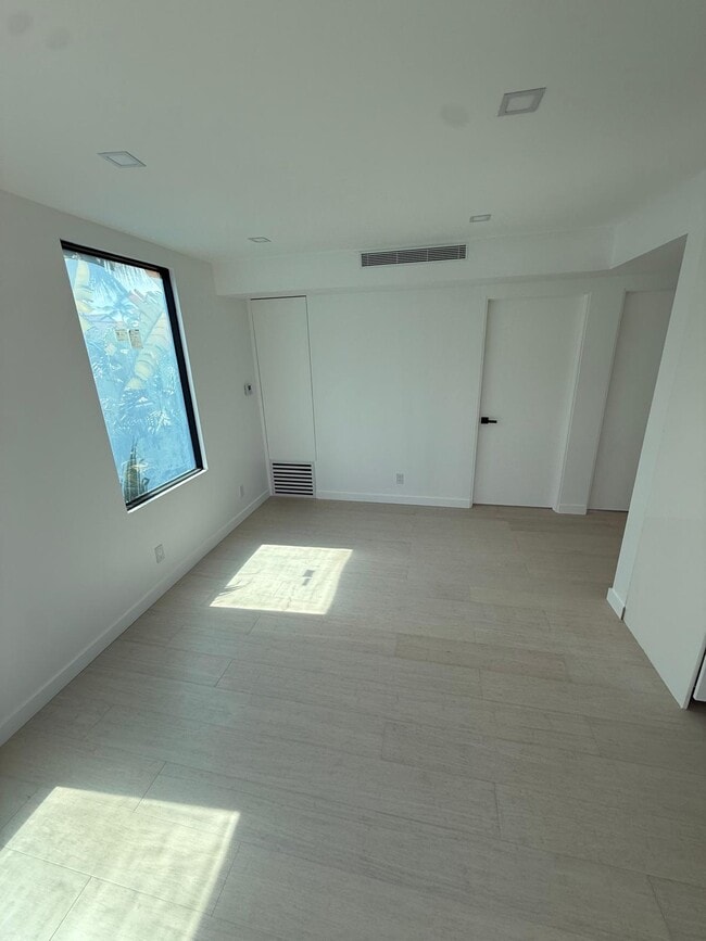 Building Photo - 253 9th St