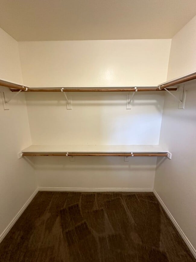 Foto del edificio - Spacious and inviting 4-bedroom, 2-bathroom home in a desirable Bakersfield neighborhood!