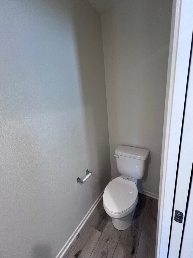 Building Photo - Gorgeous Like-New 4BD/3.5BA Oceanside Townhome! Bright & Airy Open Floor Plan, Stainless Applianc...